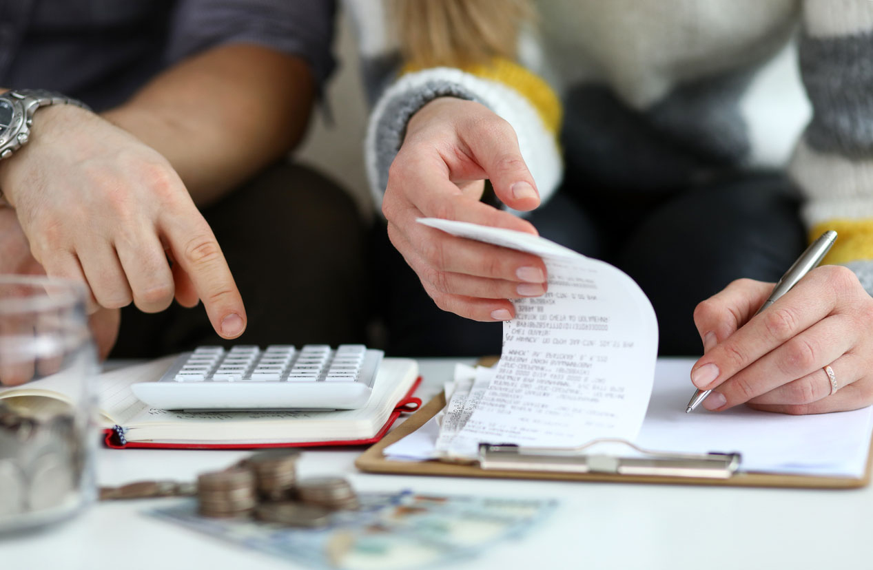 jeune couple regarde les solution pour faire un credit