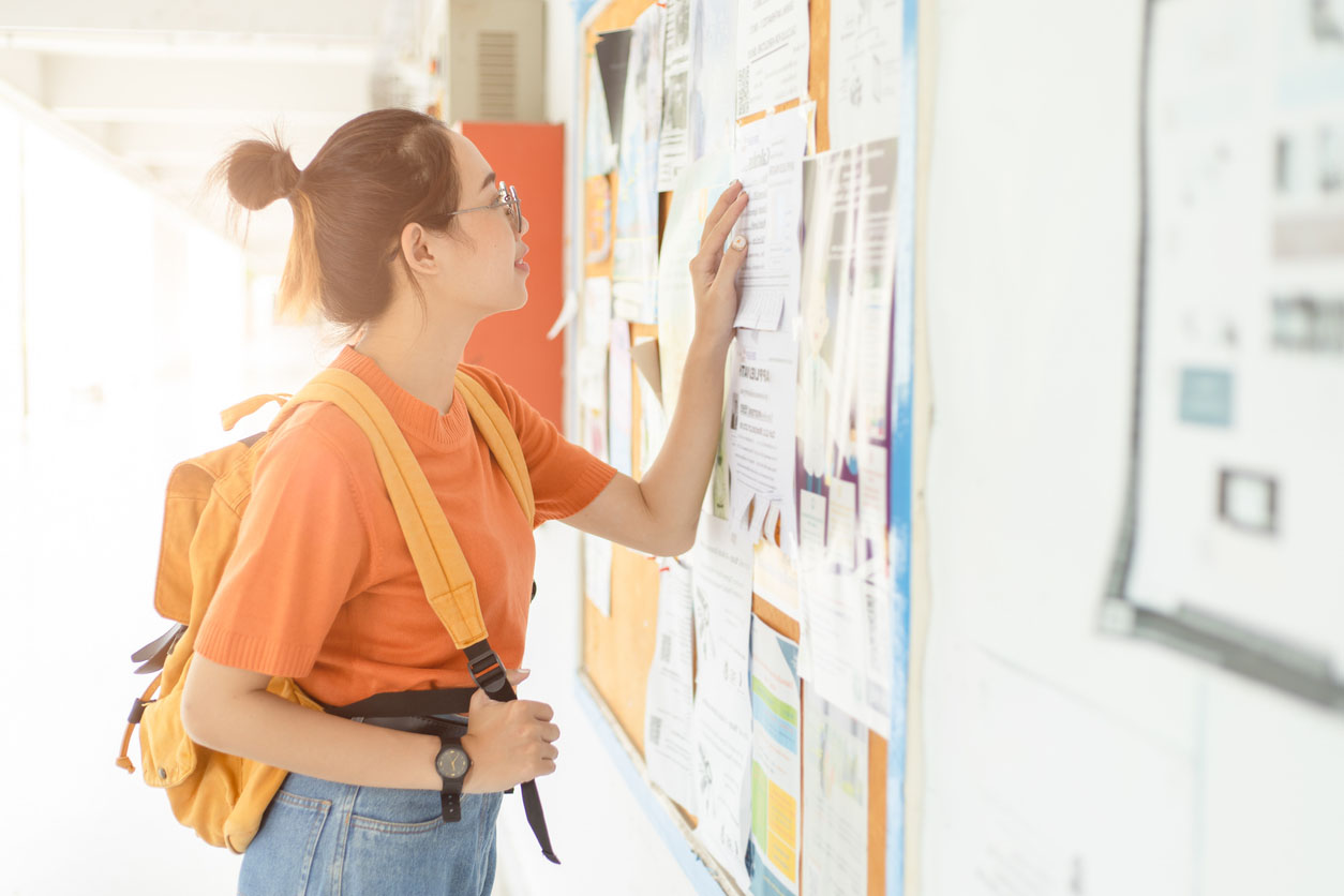 Jeune femme d’université de chômage recherchant le travail saisonnier