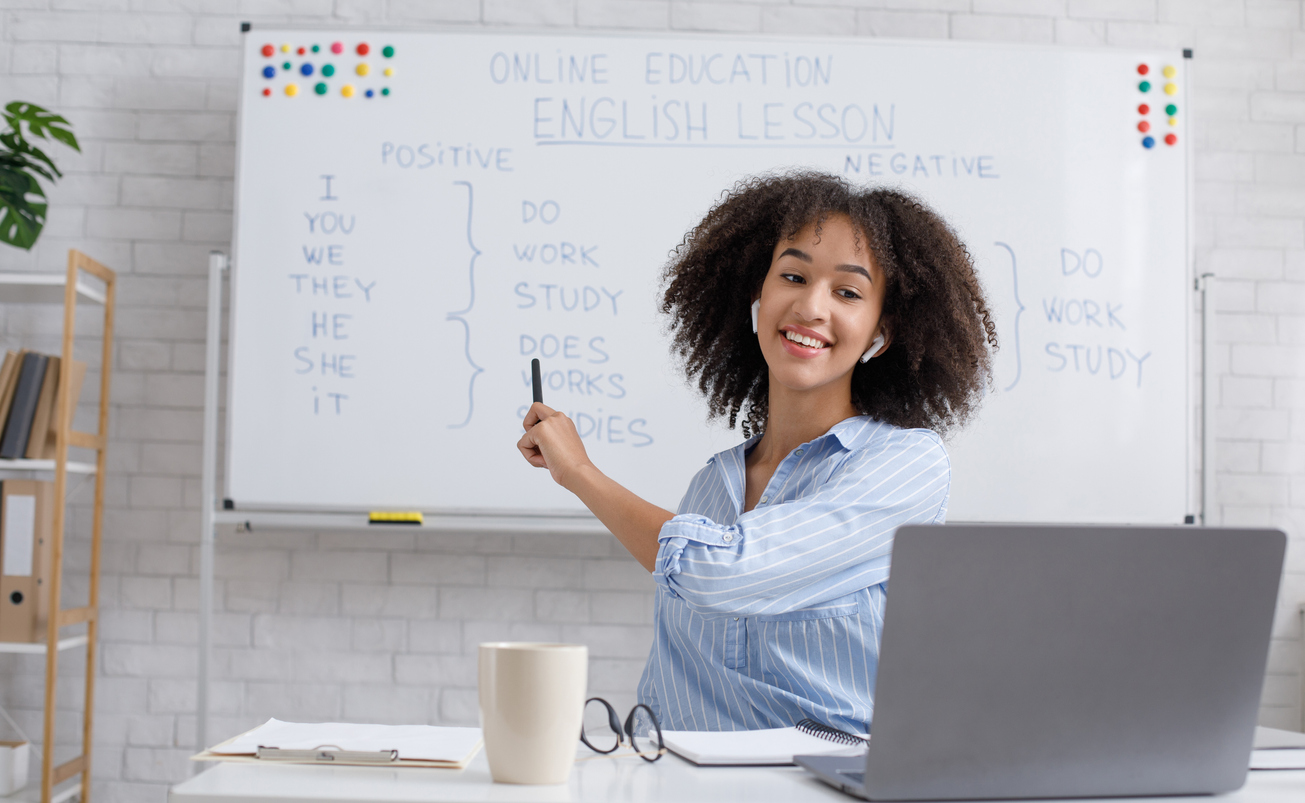 femme donne des cours particulier par internet