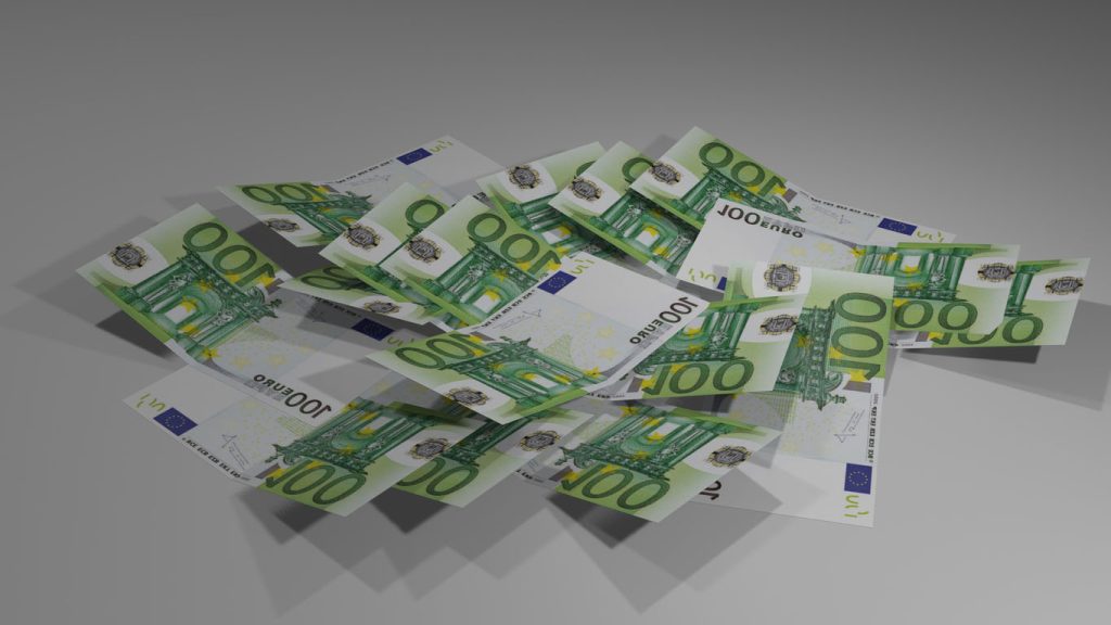Billets de 100 euros sur machine à imprimer de l’argent