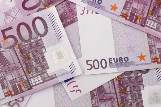 billets de 500 euros en tas