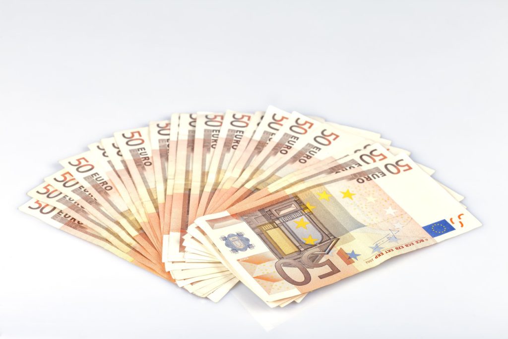 Mille euros cinquante notes isolé sur blanc