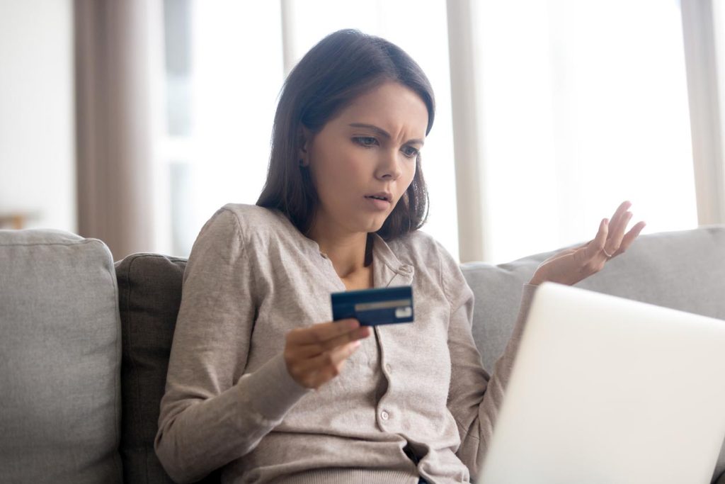 femme problème carte bancaire devant ordianteur