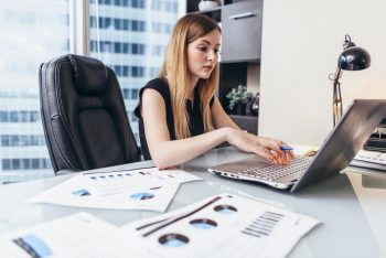 Jeune femme travaillant sur l'ordinateur des données financières