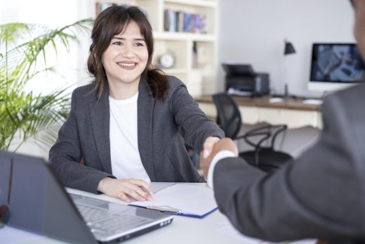 Négociation de femme d’affaires avec l’homme d’affaires au bureau