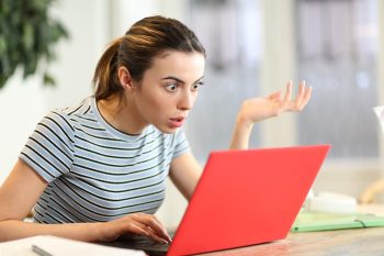 femme incompréhension devant ordinateur