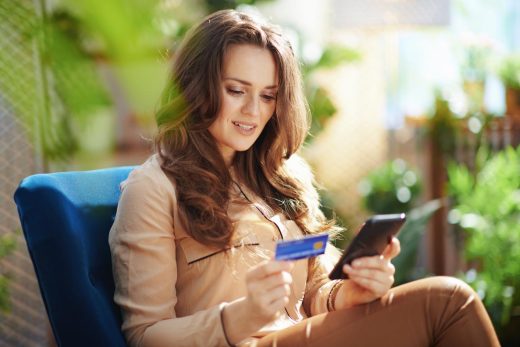 femme paiment carte bancaire sur téléphone