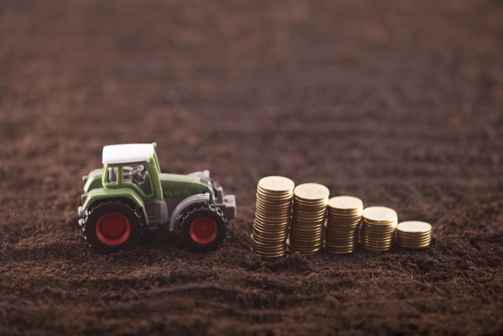 champ tracteur avec pièces de monnaie