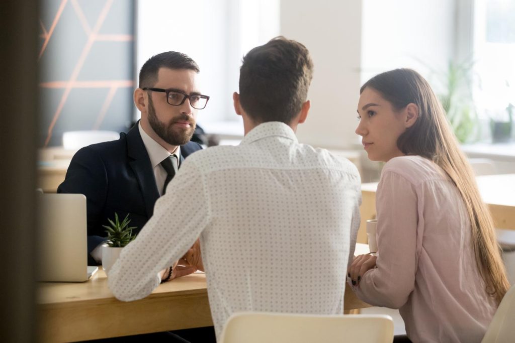 couple en réunion avec un notaire