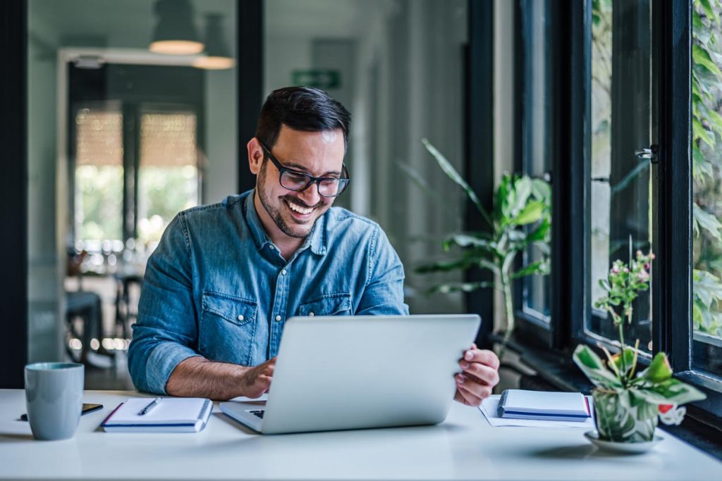 homme travaillant sur un ordinateur