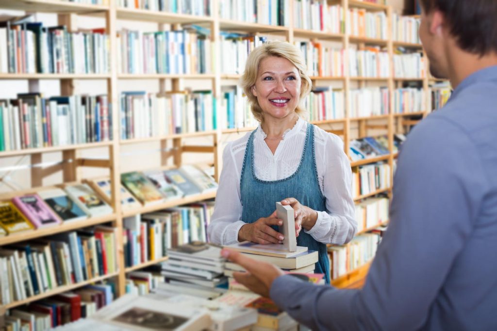 femme libraire dans sa librairie