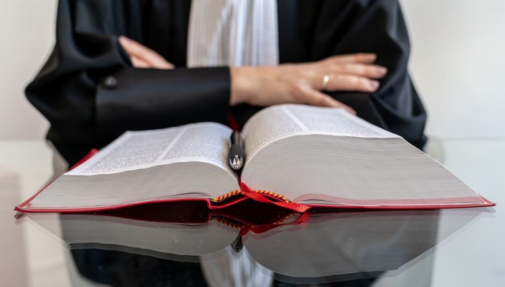 Avocat En Tenue Devant Un Livre Du Code Pénal