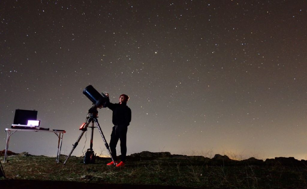 Femme En Haut D'une Colline, Téléscope, Ordinateur, Observe Le Ciel