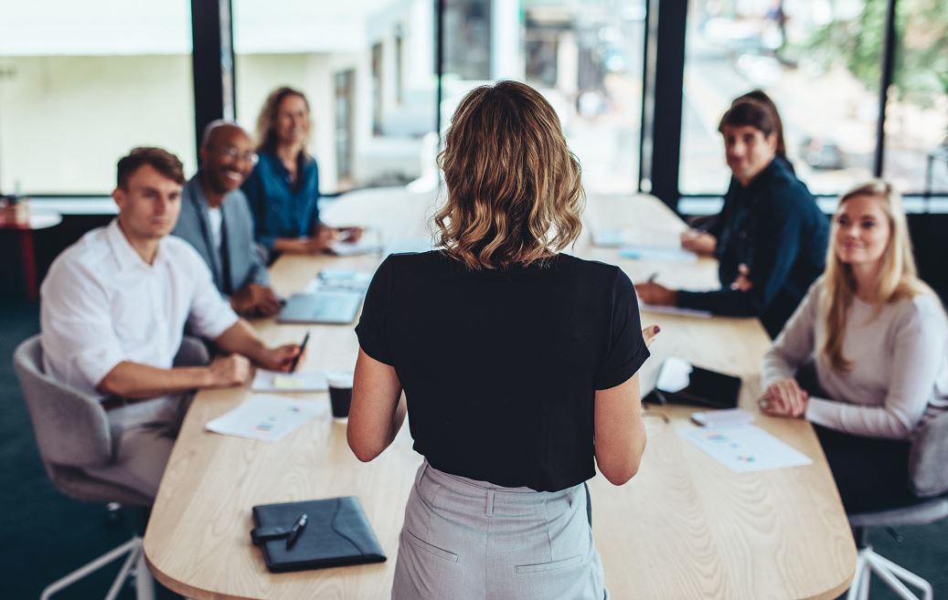 Femme Fait Une Formation Dans Une Salle Pour Un Groupe De Six Personnes