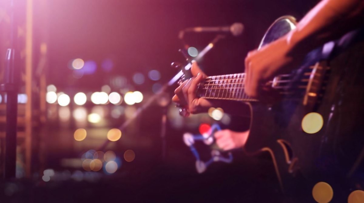 Guitariste Sur Scène Qui Joue, De Nombreuses Lumières De Spots