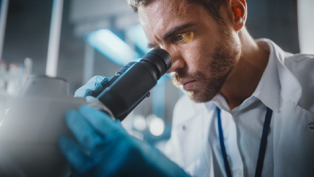Homme Dans Un Labo Observe Au Microscope
