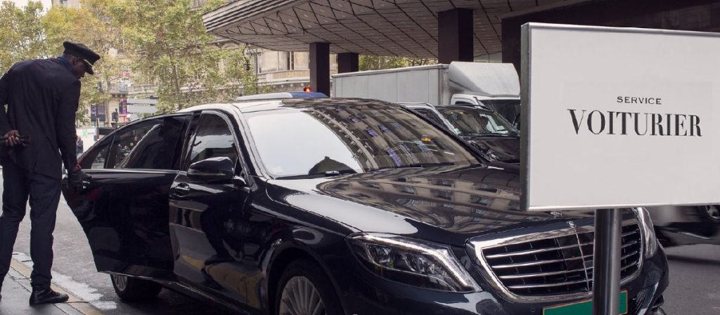 Homme Voiturier Ouvre Portière De Voiture