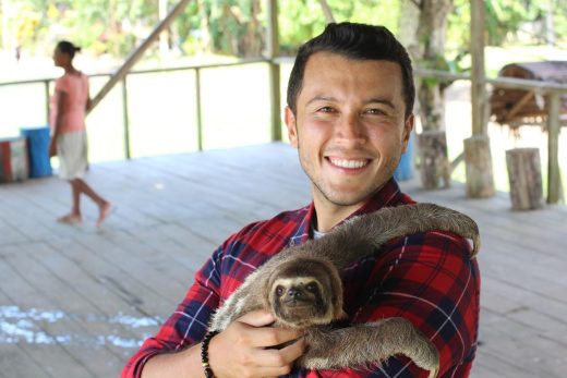 zoologiste portant un paresseux