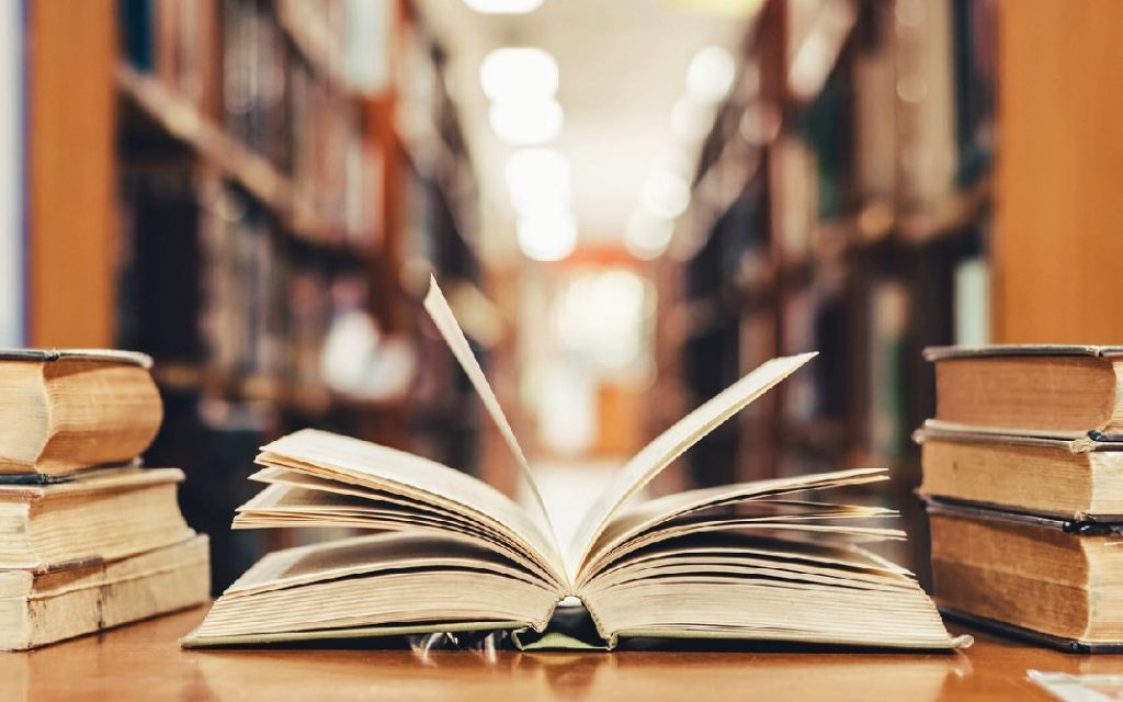 Livre Ouvert Dans Une Bibliothèque