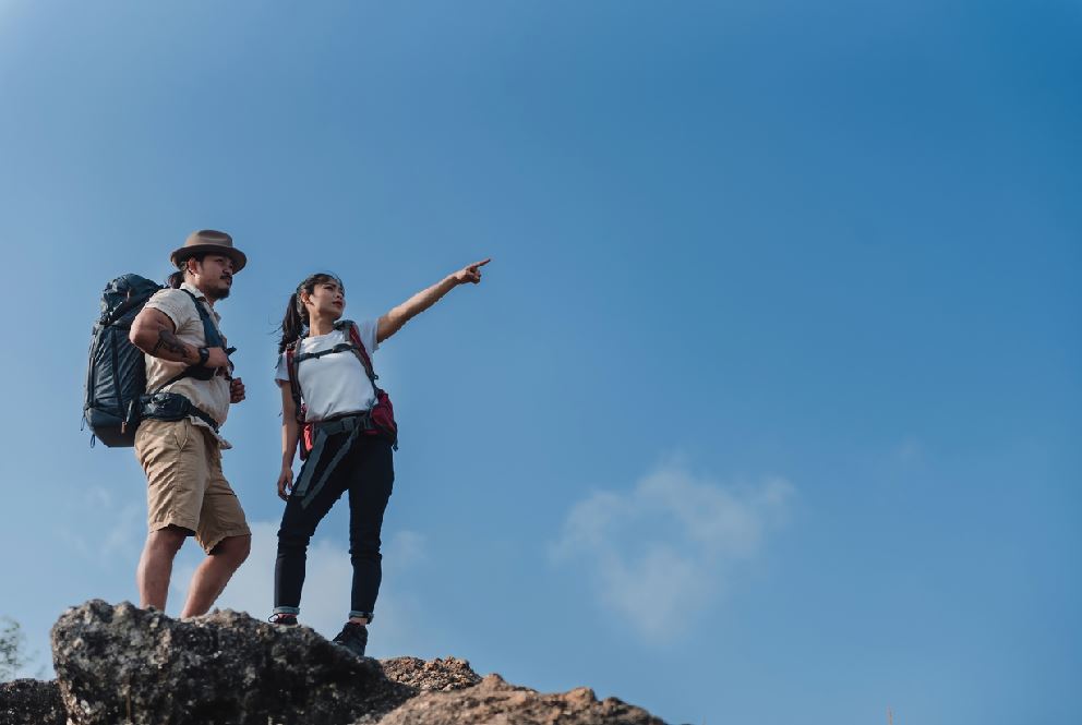 Une Nivologue Donne Des Explications à Un Guide De Montagne Au Dessus D'une Falaise