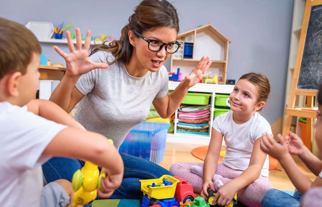 Animatrice Avec Un Groupe D'enfants