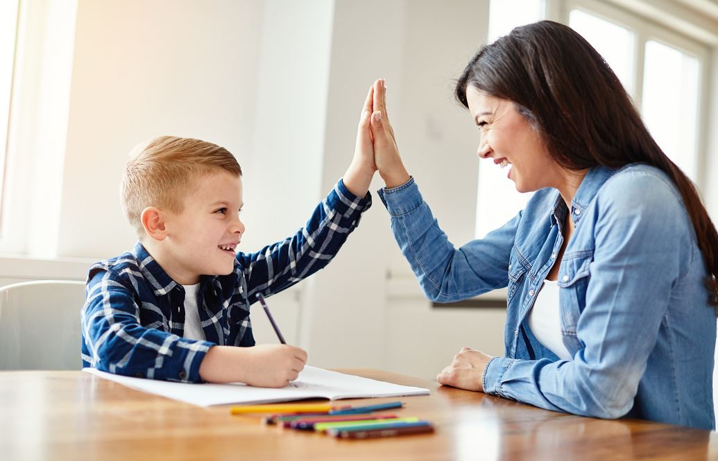 éducatrice Qui Check Avec Un Enfant