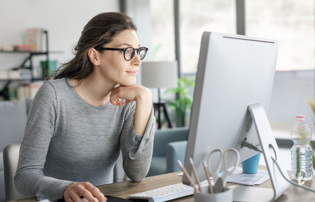 Femme Qui Travaille Chez Elle Devant Son Ordinateur