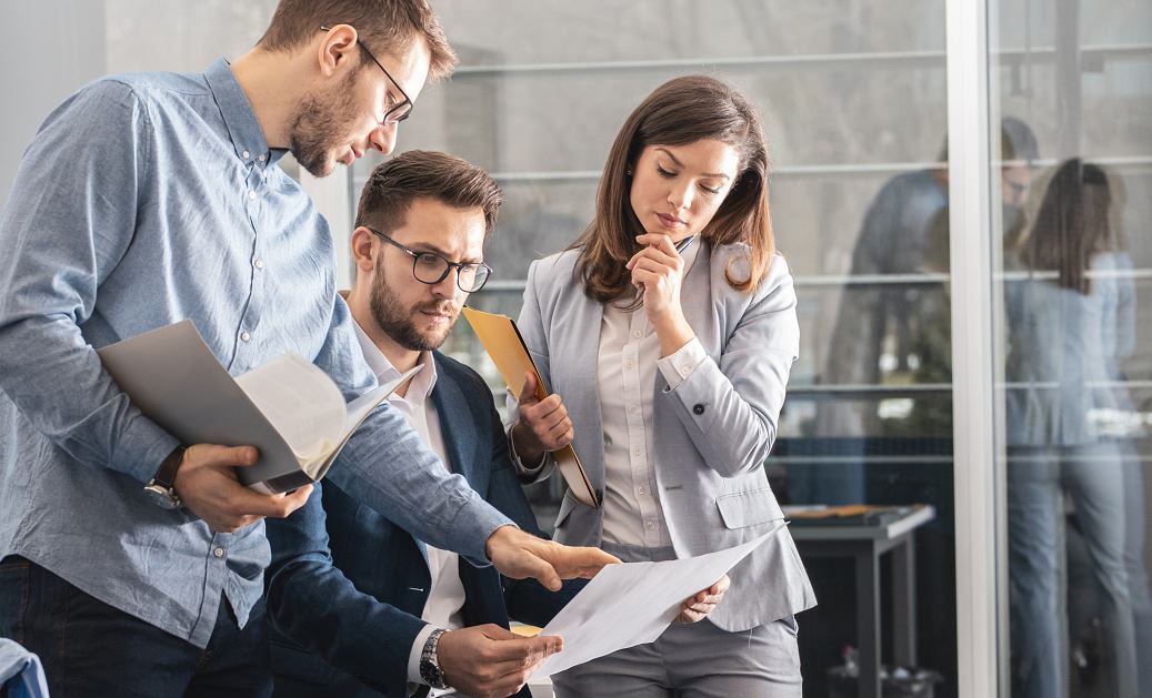 Groupe De Collègues Dans Un Bureau Discutent D'investissement Et De Stratégie Commerciale