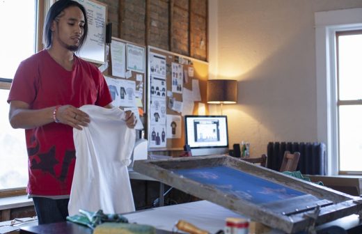 Jeune Artiste Sérigraphe Dans Son Atelier