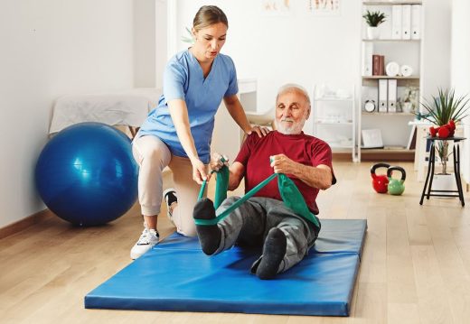 Psychomotricienne Dispense Des Exercices à Un Patient Sur Un Tapis Au Sol