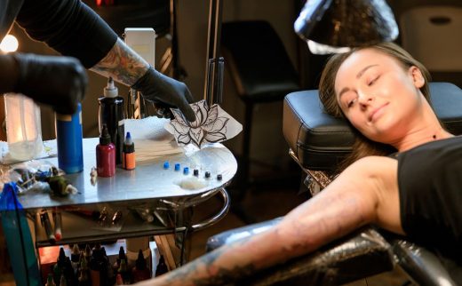 Tatoueur Dans Son Salon Prépare Un Tatouage à Une Cliente
