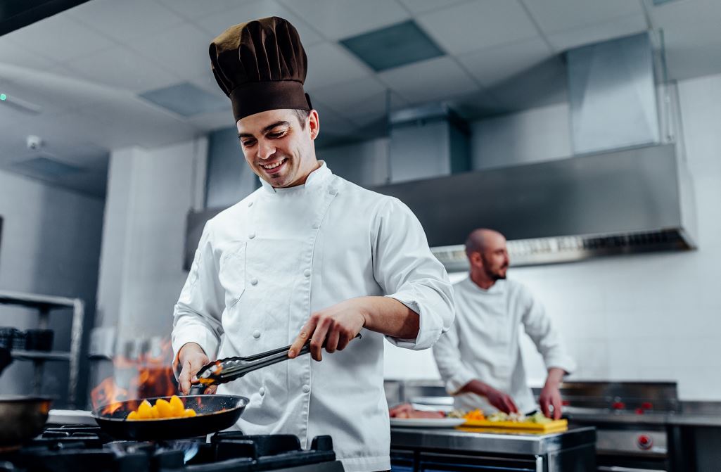 Cuisinier Prépare Un Plat Dans Une Belle Cuisine