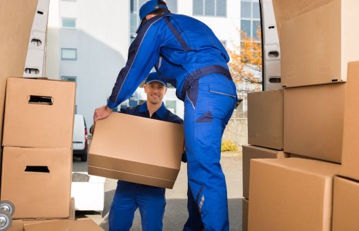 Demenageur Décharge Des Cartons D'un Camion