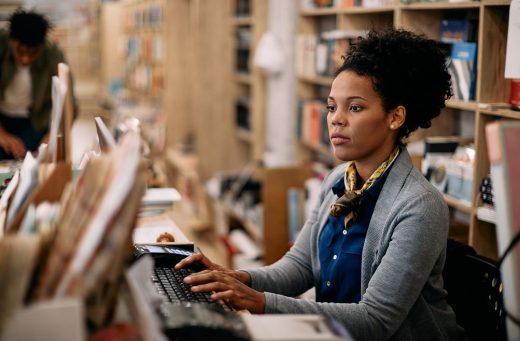 Documentaliste Au Travail Dans Une Bibiothèque