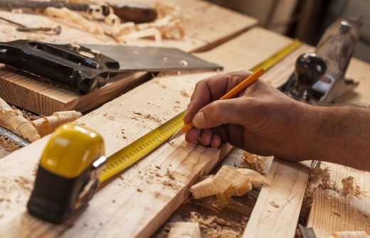 Ebeniste En Plein Travail Dans Son Atelier