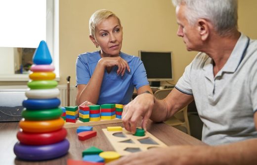 Ergothérapeute Au Travail Avec Un Patient