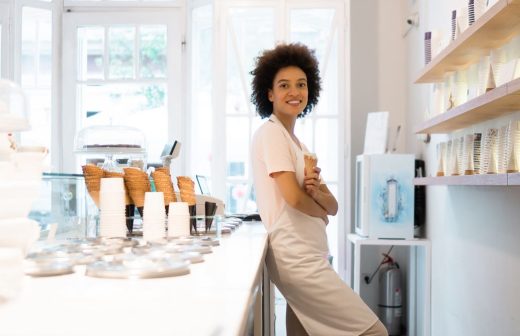 Femme Travaillant En Tant Que Glacier