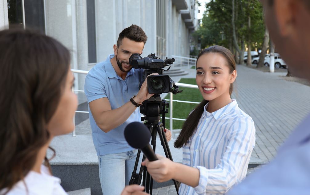 Journaliste Pigiste Au Travail Avec Son Caméraman