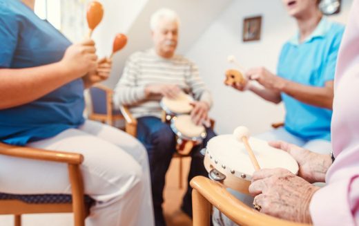 Musicothérapeute Avec Des Patients En Plein Exercices