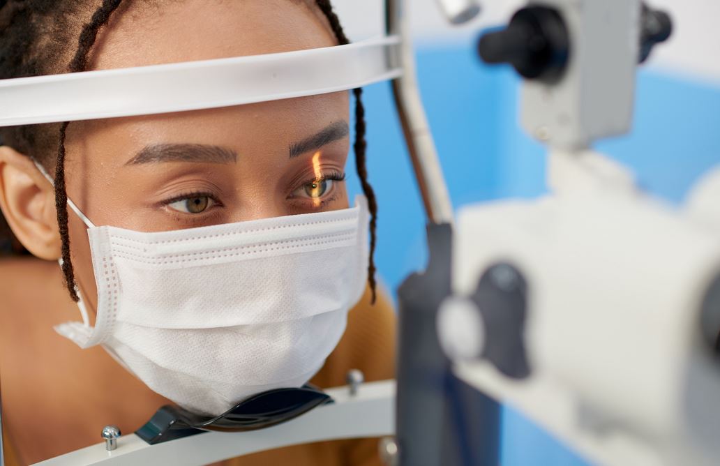 Orthoptiste Examine L'oeil D'une Patiente