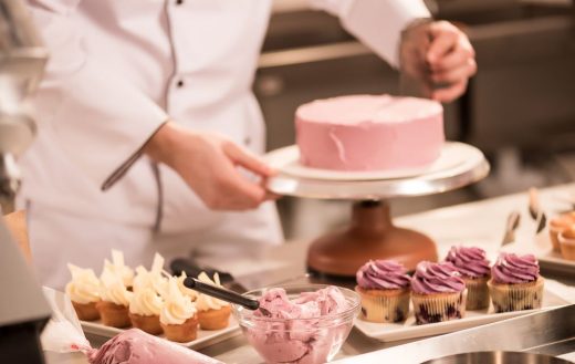 Patissier Prépare Un Gros Gateau Plein De Crème