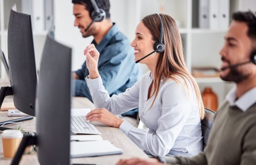 Televendeur à Leur Poste De Travail Casque Sur La Tête