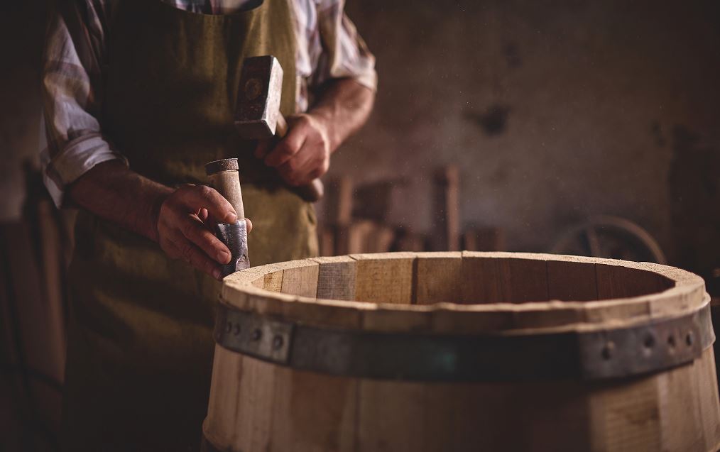 Tonnelier Fabrique Un Tonneau