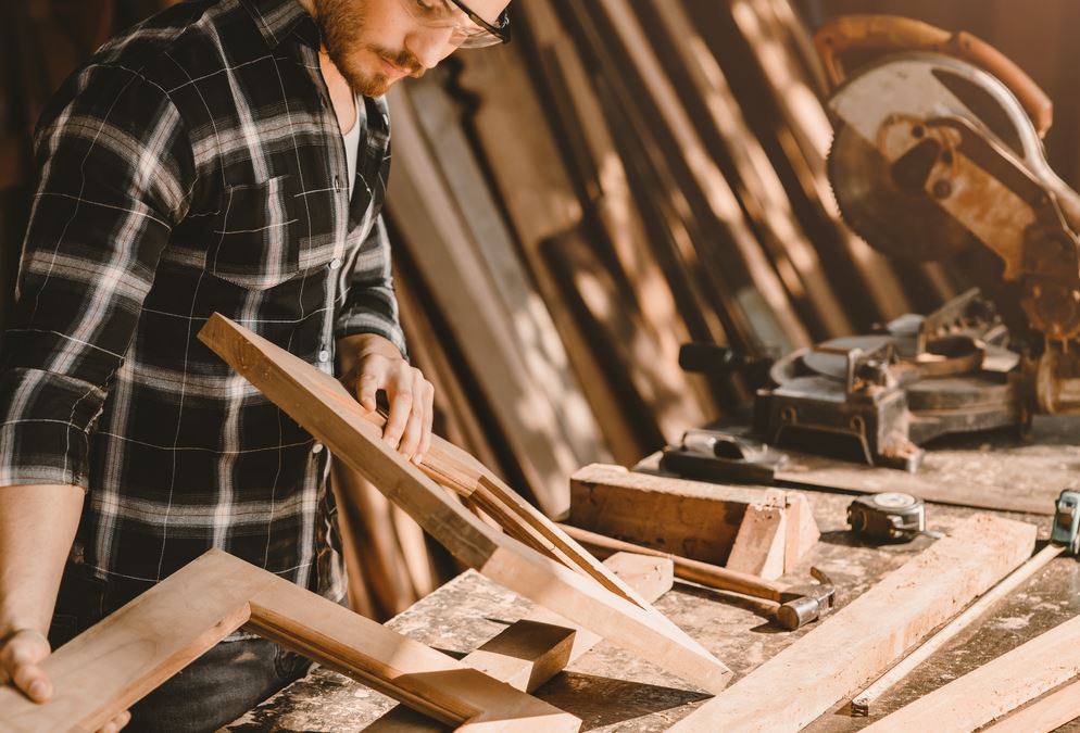 Devenir Menuisier, Exemple D'un Menuisier Fabriquant Des Objets Dans Son Atelier