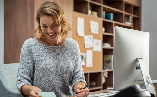 Devenir Secretaire, Secrétaire à Son Bureau Gère Un Emploi Du Temps