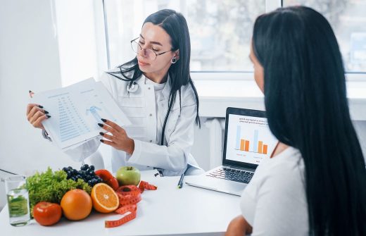 Devenir Dieteticien, Dans Son Bureau Avec Une Patiente