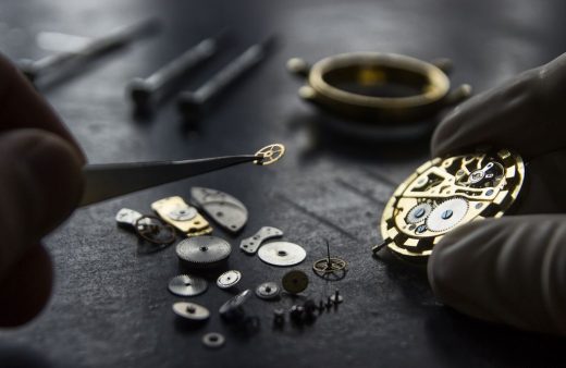 Devenir Horloger, Au Travail Dans Son Atelier Sur Une Montre