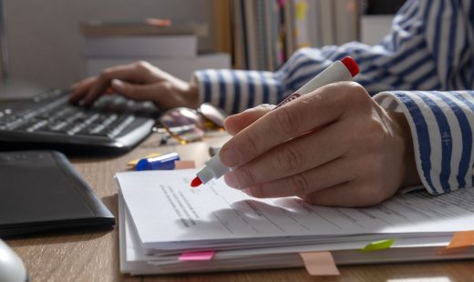 Gros Plan De Mains D'un Correcteur