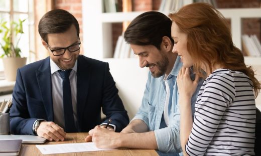 Notaire Signe Un Acte Notarial Avec Des Clients